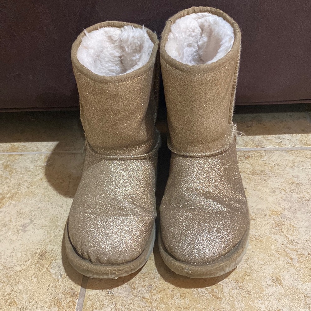 Gold shimmer UGG size 4 VGUC